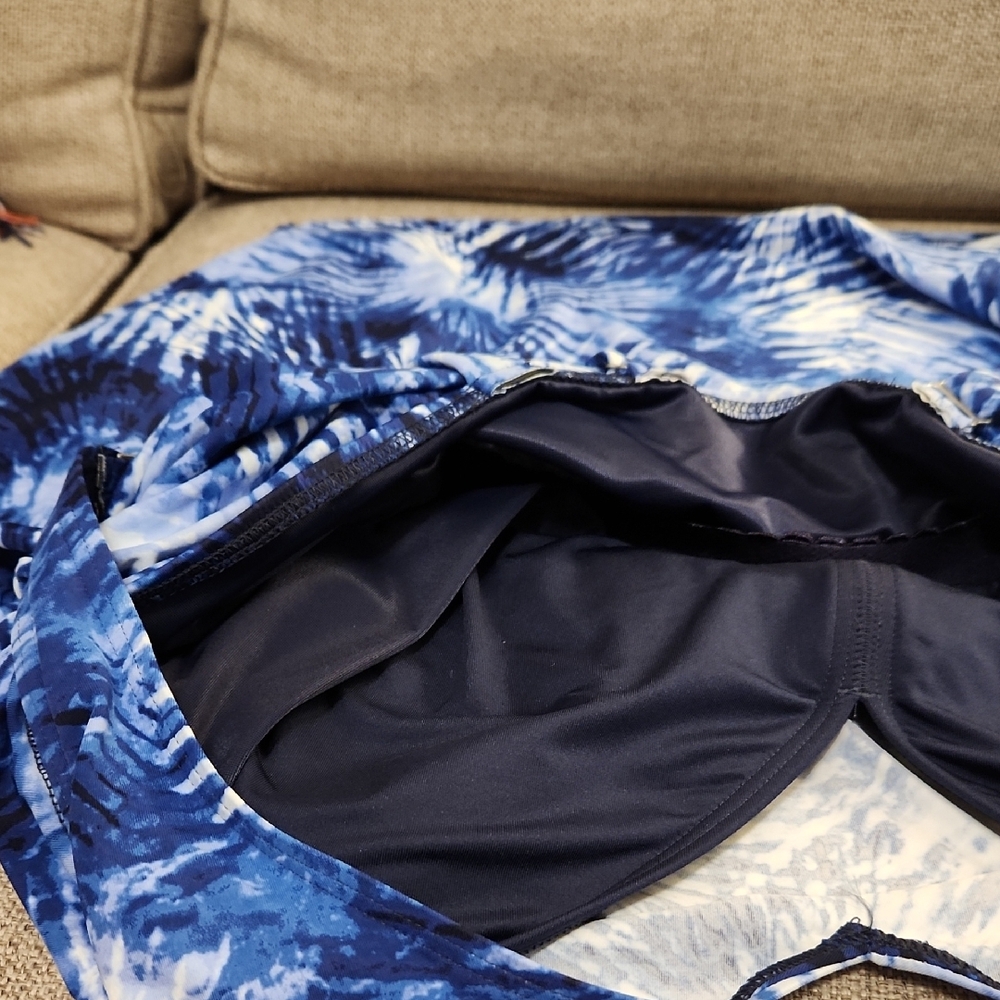 Lands' End Blue and White Tie-Dye Tank Top. ALL CLOTHING 4 FOR $15!! - Picture 7 of 8